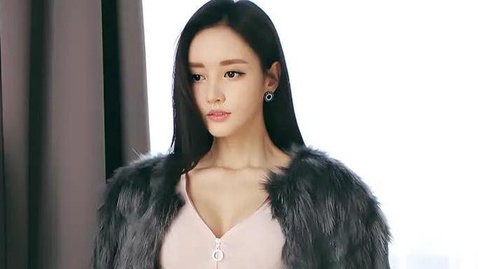 琴韵悠扬入云端，彩衣飘飘舞翩跹，女儿红妆照日月，轻纱曼舞映草原