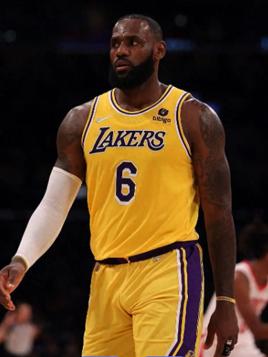 詹姆斯现在的地板流打法节省体力又高效，为什么联盟其他年轻人都不学呢？
詹姆斯因为