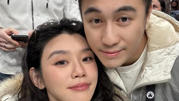 奚梦瑶晒照贺新年：与何猷君贴头合影好甜蜜，和何超欣一起看球赛