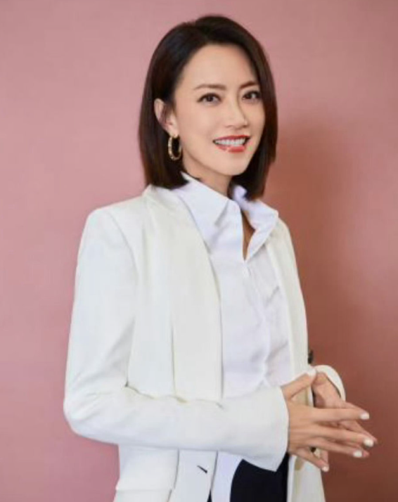 霍汶希居然升职英皇CEO了
要知道不仅仅前段时间张敬轩当导师事件，本来霍汶希对艺
