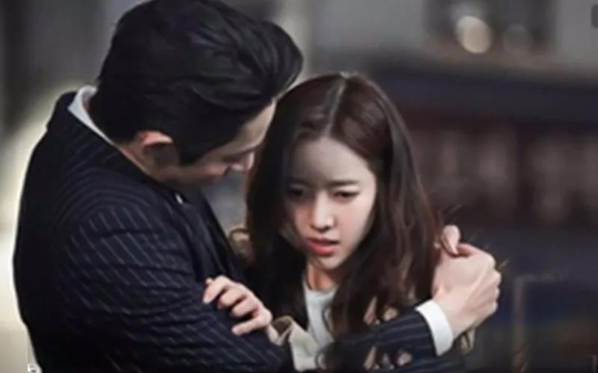 被爆行贿后离职，总裁先疯了