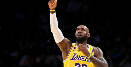 詹姆斯无意下赛季举办退役巡演很可能直接退役。据TA知名记者Dan Woike和S