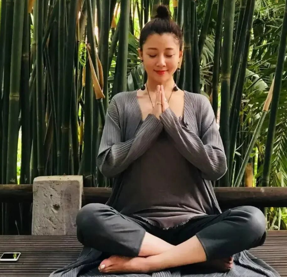 看了47岁殷桃独居深山5000㎡终于知道为啥有500万人羡慕她的生活！

很多人