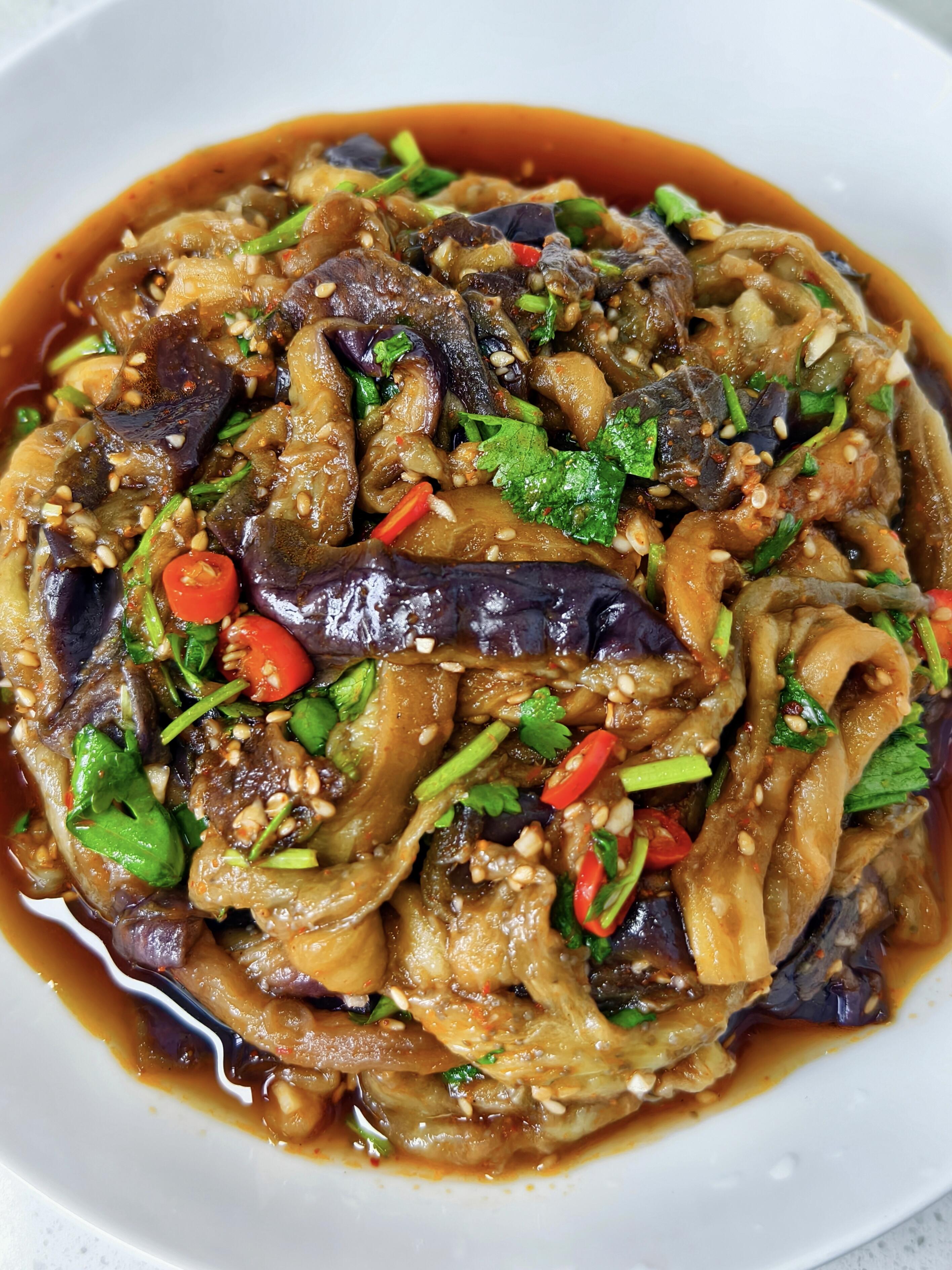 凉拌茄子才是夏日拌饭王者！软糯清爽，新手零失败
夏天就馋这口凉拌茄子！妥妥的拌饭