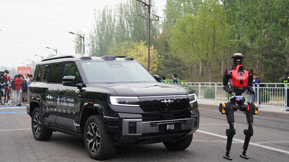方程豹护航全球首场人形机器人马拉松，共谱未来出行新篇章