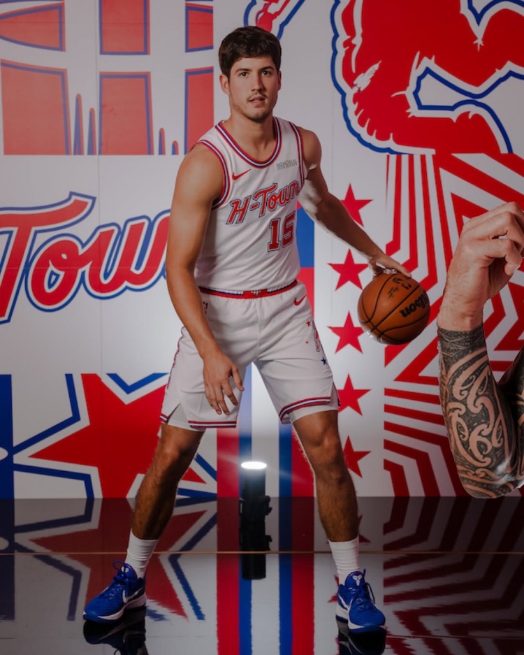 火箭队第二阵容重新洗牌，谢泼德本场比赛在对阵马刺队的比赛里成为了球队当中的关键，