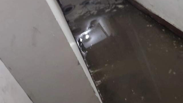 凌晨楼道水面反光，外卖小哥一个动作避免整楼损失！善举震动邻里