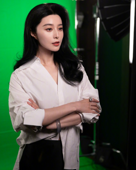 以优雅从容的步伐，轻描淡写地展现出她那份独有的暇意与随性之美