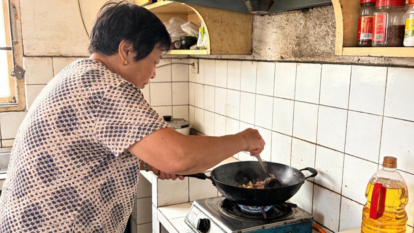 56岁阿姨退休金3100，卖房凑80万养女7年反被赶：晚年千万别犯傻