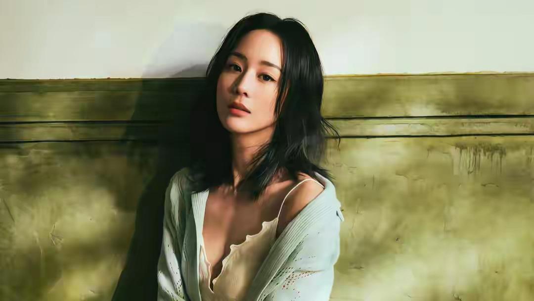 张钧甯：时光淬炼的骨相之美与自律身形。