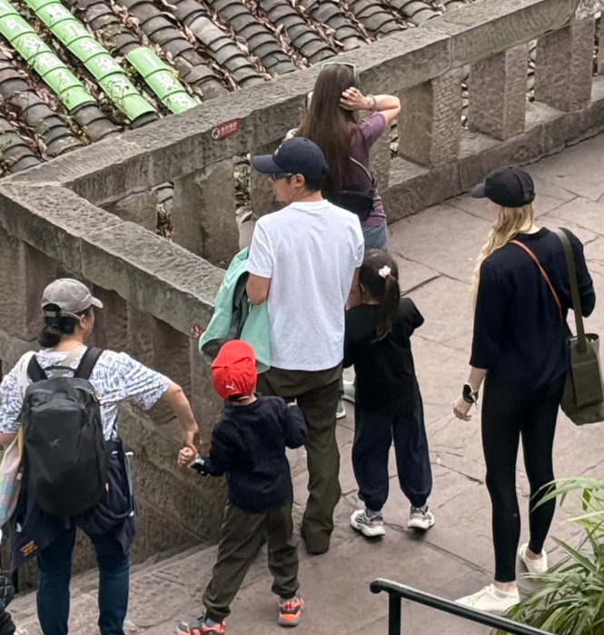 撒贝宁和老婆带一对龙凤胎子女现身重庆下浩里游玩
身边还跟着一位保姆，三个大人照顾
