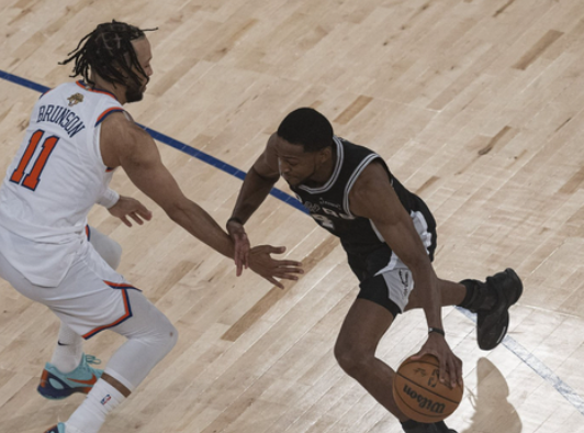 NBA总决赛，尼克斯对阵马刺的G4比赛中，出现了非常奇葩的一幕。第四节比赛还剩下