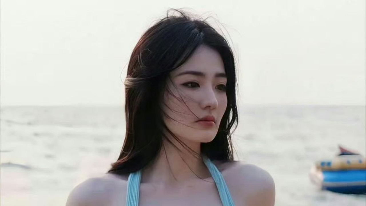 徐璐用两套泳衣，诠释什么是“恰到好处的精致”