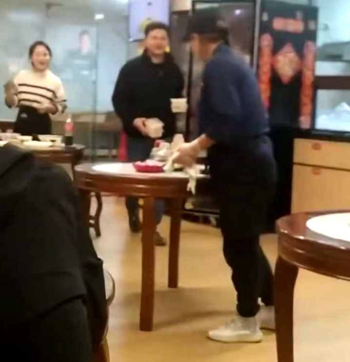51岁港星麦家琪小县城卖10元云吞，穿工服擦桌子收碗筷一点都没有明星架子！
 
