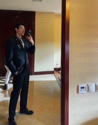 刚走完红毯就操心粉丝温饱，上一秒超飒，下一秒投喂，执行力惊人，内娱撒饭王者名不虚