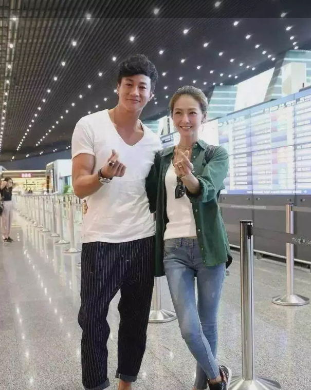 没想到何润东的老婆这么平凡，相貌平平，大方得体，温柔端庄，看上去就是一个贤妻良母