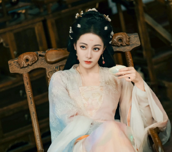 就这个灵主大人才貌双绝，看似漫不经心实则将一切牢牢掌控