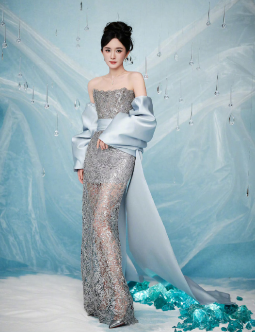 笑起来时眼尾的弧度像月牙轻吻湖面，漾开温柔的涟漪。