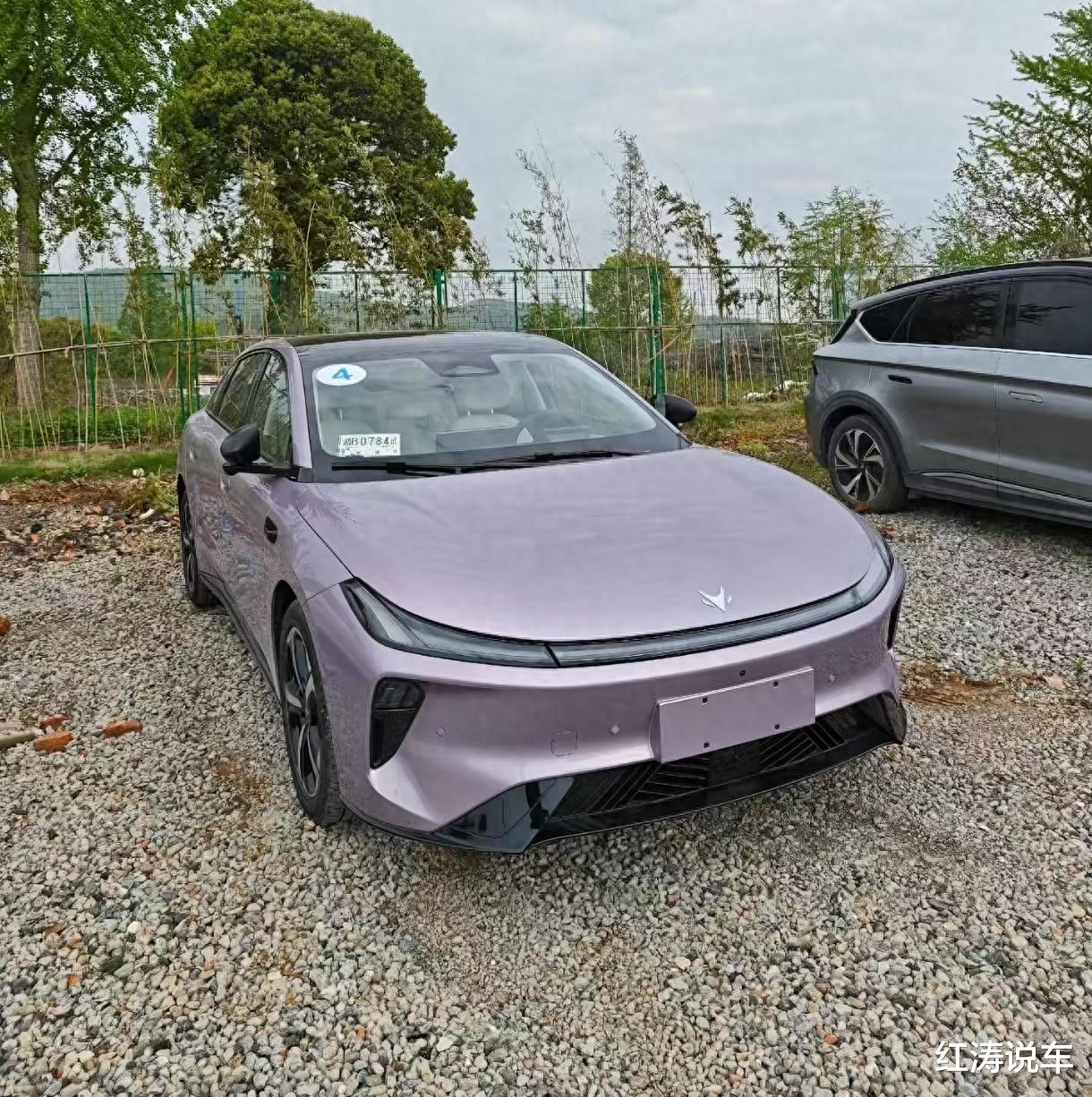 极狐S3现身街头，外观很漂亮，配电动尾翼，10万级中型轿车