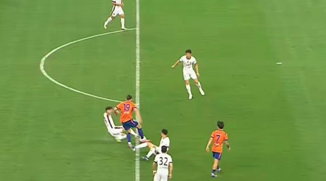 这是海港球员的主动行为，属于乌龙助攻