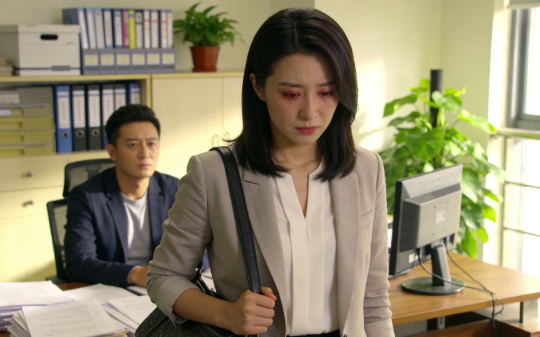 董事长女儿把我调到分公司，年薪降到12万，我直接辞职。3天后，公司核心业务停滞，她打来电话求我回去