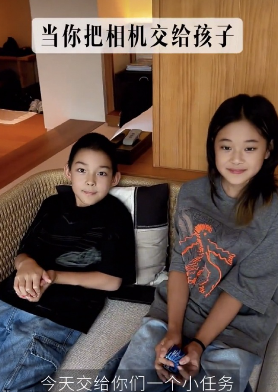 阳阳近照曝光引来不少关注，眉眼间复刻了梅婷的温婉气质，少年模样清秀灵动。

不同