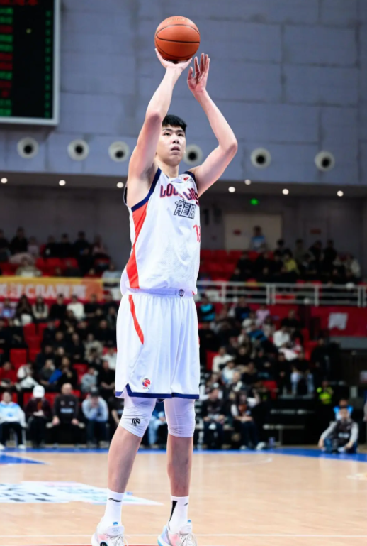 相关消息透露，已经有5支NBA球队已经向广州男篮中锋徐昕表达了希望邀请他前去试训