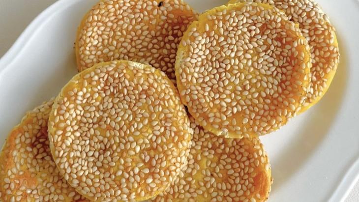 南瓜芝麻饼，外酥里糯满口香，大厨教你关键两步，在家也能做出软糯拉丝的香甜味道