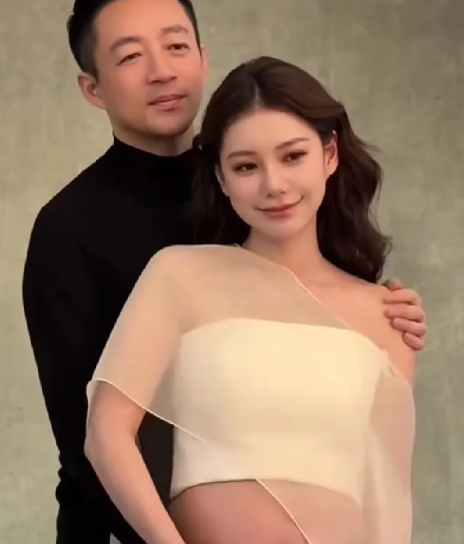 汪小菲和老婆拍孕期写真，这个孩子是个有福气的，赶在了汪小菲人生最稳定成熟的时候