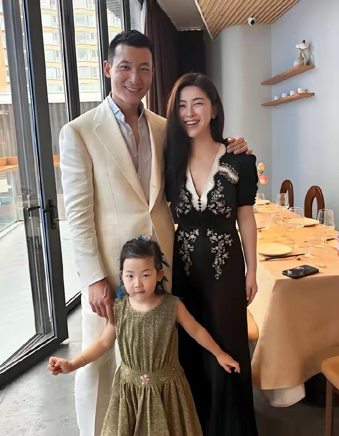 朱珠老公王昀佳，终于被扒出来了。
一直以为他只是个清华老师，这么有料。1986年