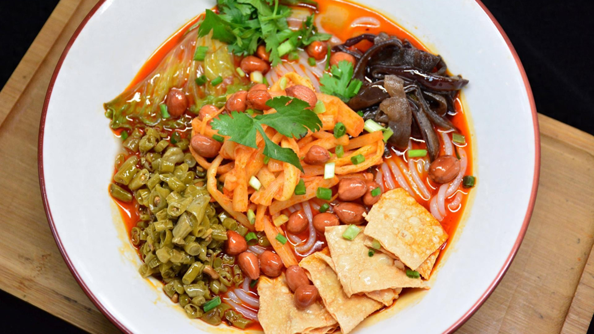 螺蛳粉在外地人的眼里是明星美食，而柳州人眼中，只是街头众多美食的其中一个