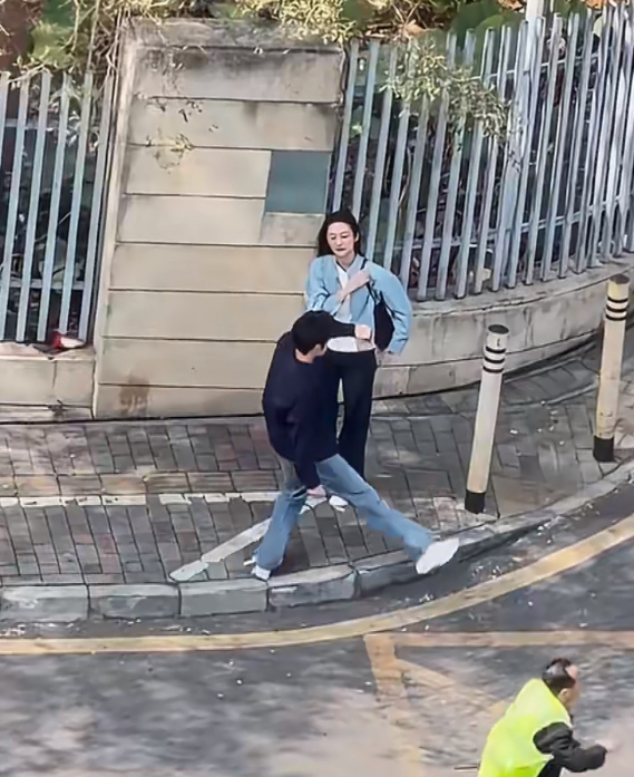 肖战在深圳路边跳了段踢踏舞
给一脸严肃沉浸在分手情绪里的对戏女演员逗笑了