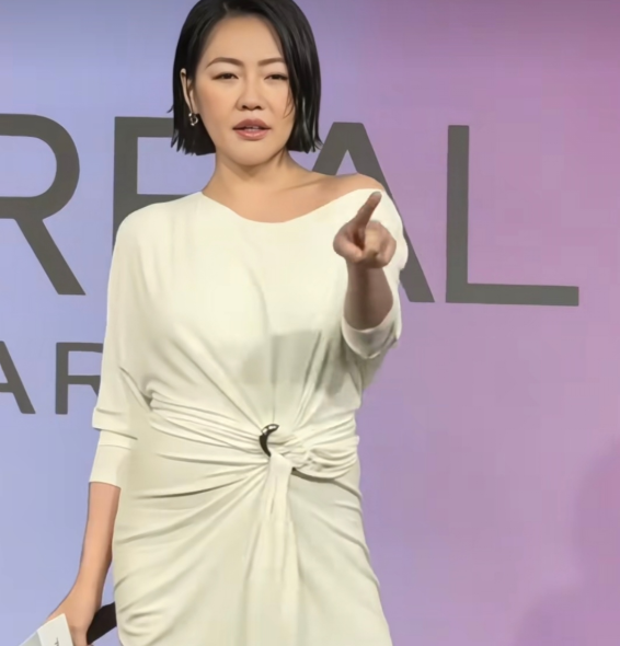小S台湾欧莱雅活动生图真的很美
要知道她虚岁48了，但状态好非常好，原相机怼脸都