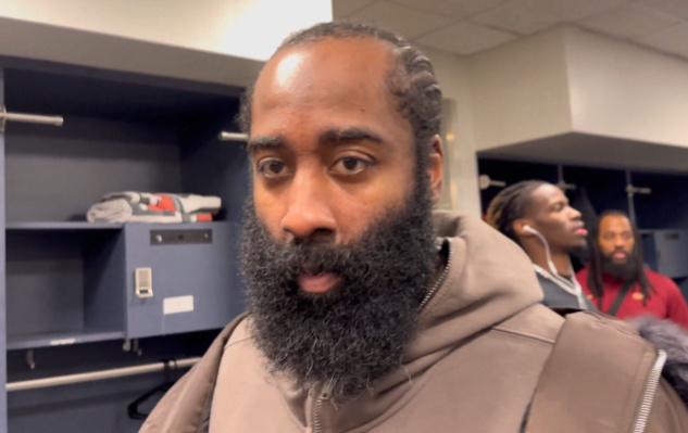 刚复出就打满36分钟，22分9板8助，像个不知疲倦的老兵。可老兵也会累，也会老，