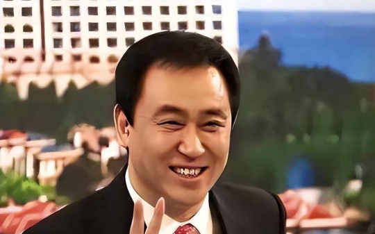 你们真的以为单凭许家印能弄出2万亿的大窟窿吗？他背后有三座靠山，这才是真正的幕后BOSS…