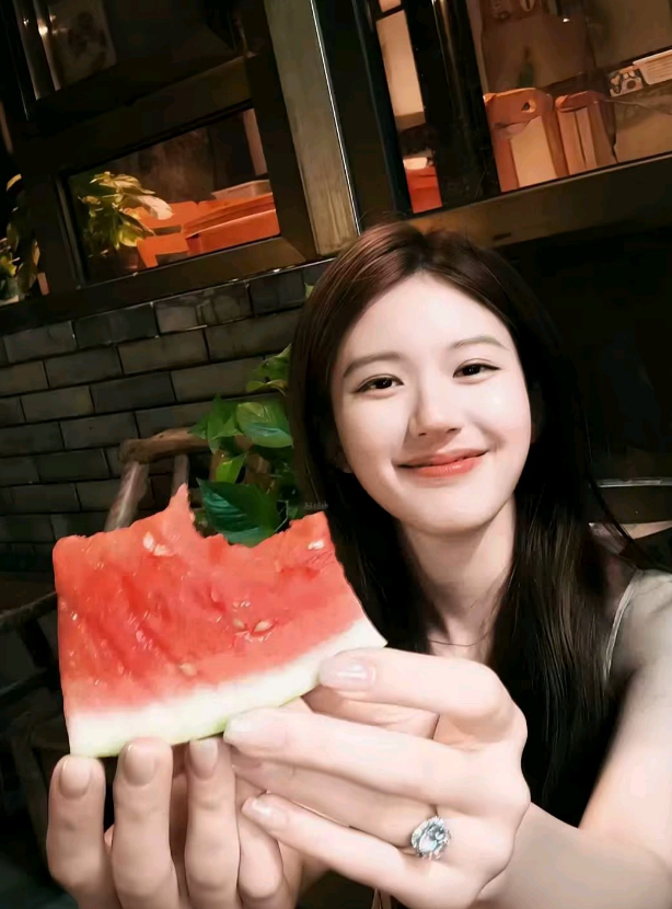 低头浅笑时睫毛轻颤，像一只温顺的小鹿，让人想悄悄保护。