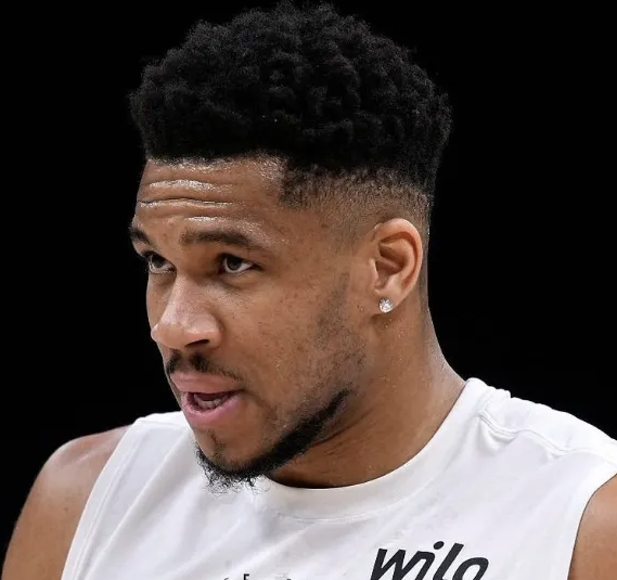 对阵骑士赛前，雄鹿主帅道格-里弗斯在接受采访时谈到扬尼斯-阿德托昆博的复出进展：