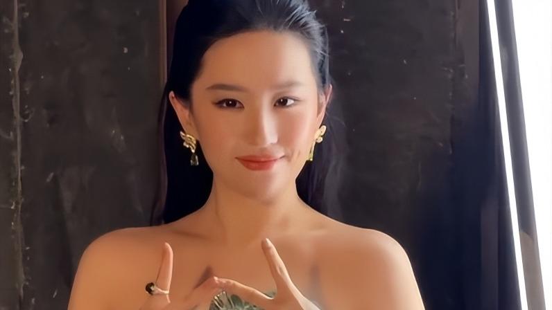 从《花木兰》到W封面，刘亦菲用作品攒下的底气，从来不怕一场红毯的胖瘦之争