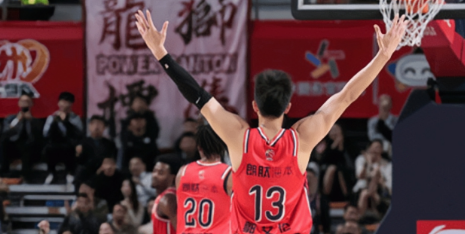 郭艾伦在直播当中再谈自己被骗的谣言。近日网传郭艾伦被骗上千万引发热议，而郭艾伦也