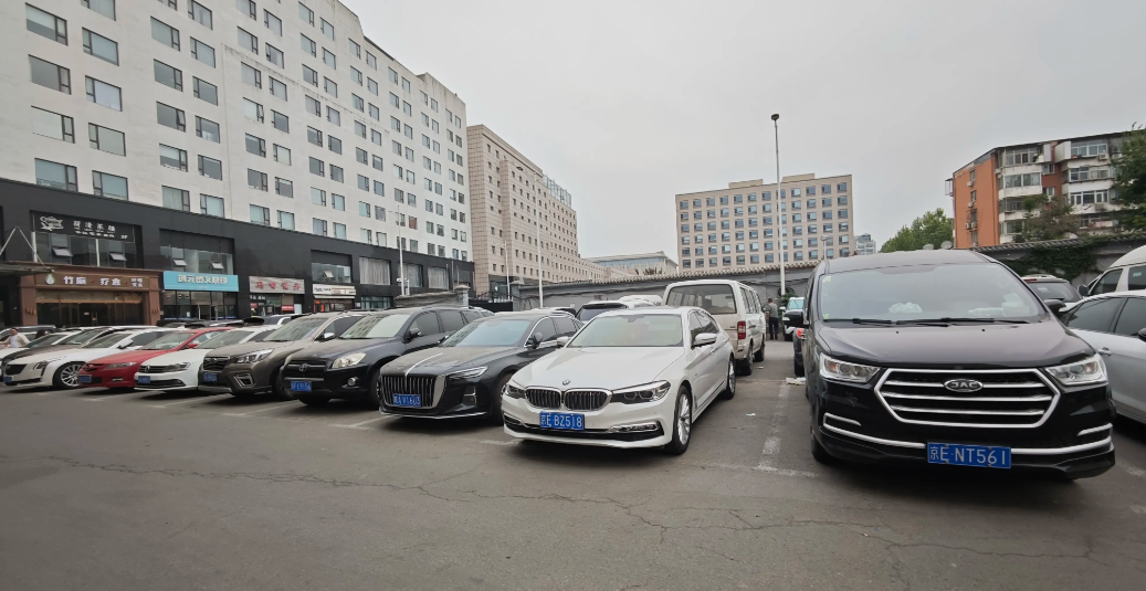 来了北京几天最直观的感觉就是北京新能源汽车明显少很多，杭州街头直观感受新能源车应
