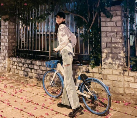 即使应援棒变成拐杖，迪丽热巴依旧是我当年的理想