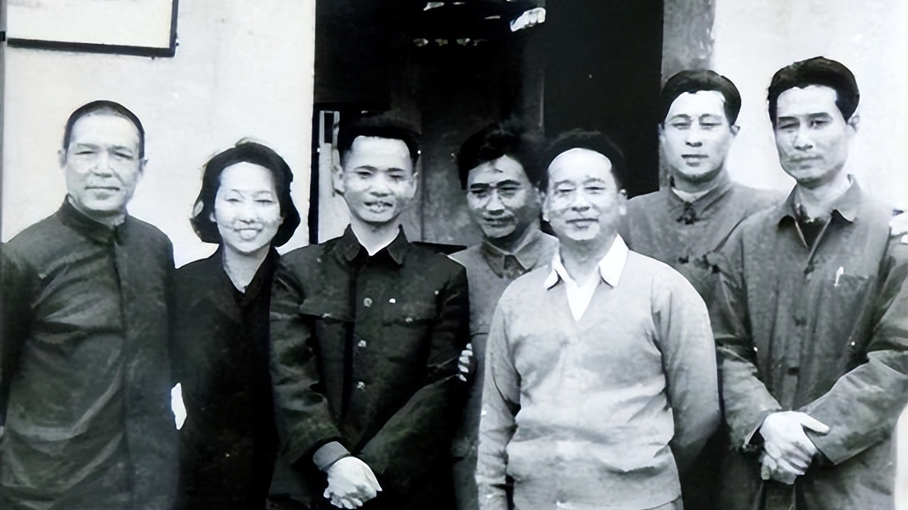 1948年地下党罗广斌被捕，特务们怕得罪他哥，一开始不敢用刑