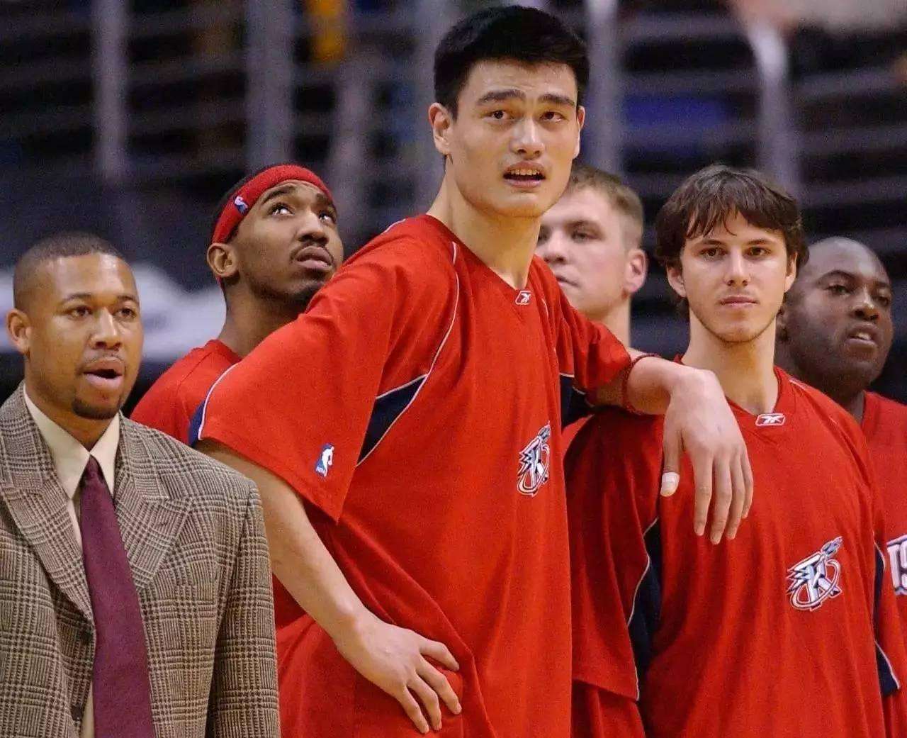 当年火箭队拥有姚明和麦克格雷迪两位巨星，只不过伤病毁了这对强大的组合，否则的话在