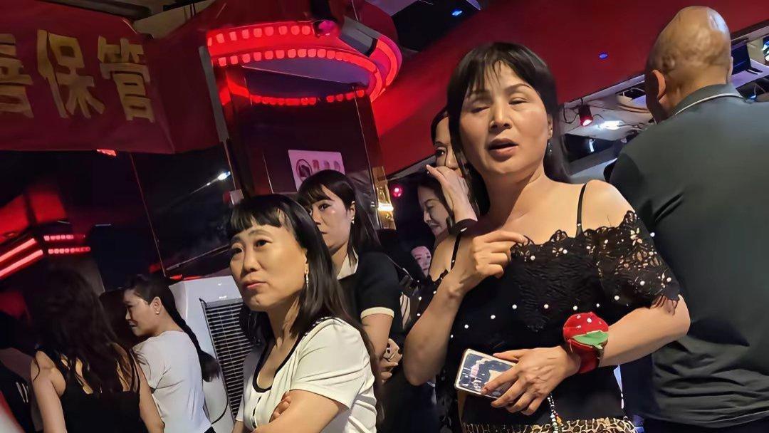 我是不是进错舞厅了
