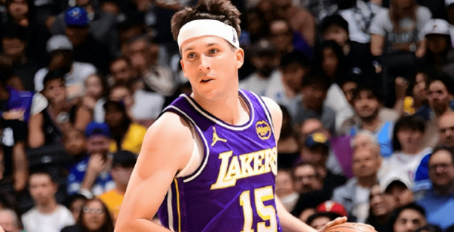 里夫斯有望在湖人对阵火箭的G3复出。湖人官方更新了湖人和火箭G3的球员状态，里夫