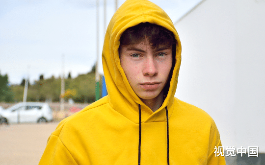 00后女婿去丈母娘家过年，把七大姑八大姨怼的人仰马翻，老婆眼冒星星：咱们立刻回婆家，娘家快没亲戚了