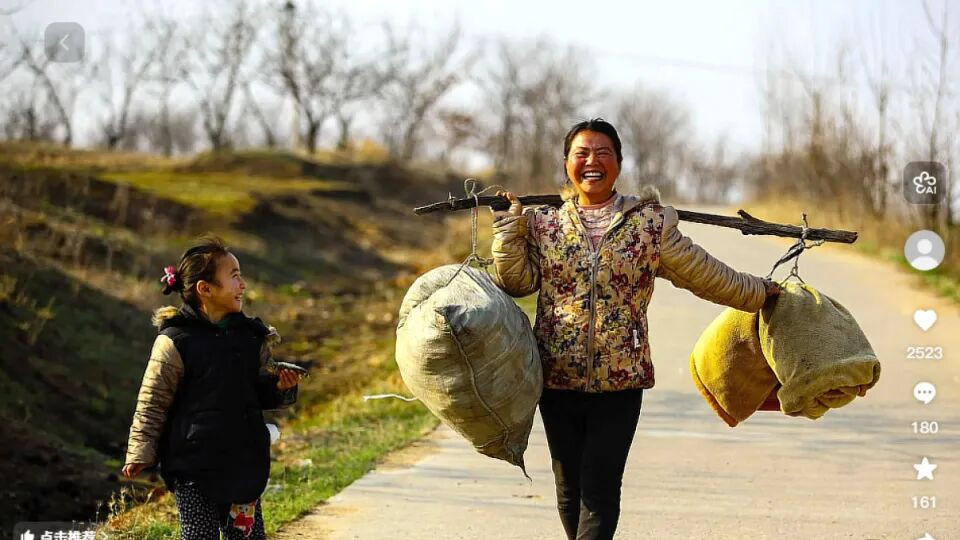 我们找到了十年前那对大笑的母女，和她们“苦中作乐”的生活