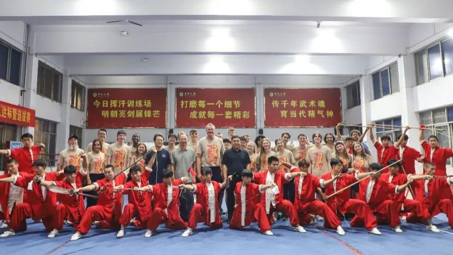 美国阿肯色州青年科技文化营一行走进鹅坡武校参观交流