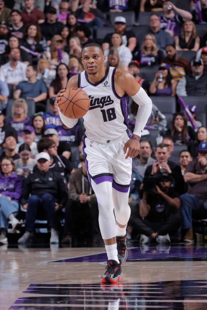 这是威少的第十八个赛季，64场，在国王拿了生涯第六次三双，生涯总共209次，场均