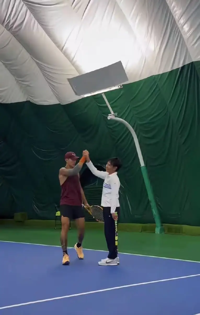 吴尊带儿子打网球状态好 13岁Max身高疯长颜值高